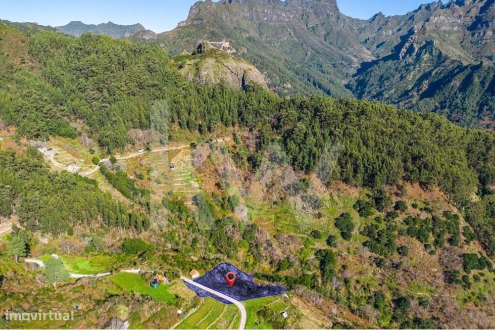 Terreno com 2226 m2 - Fajã das éguas - 3 Palheiros em ruína - Ribeira