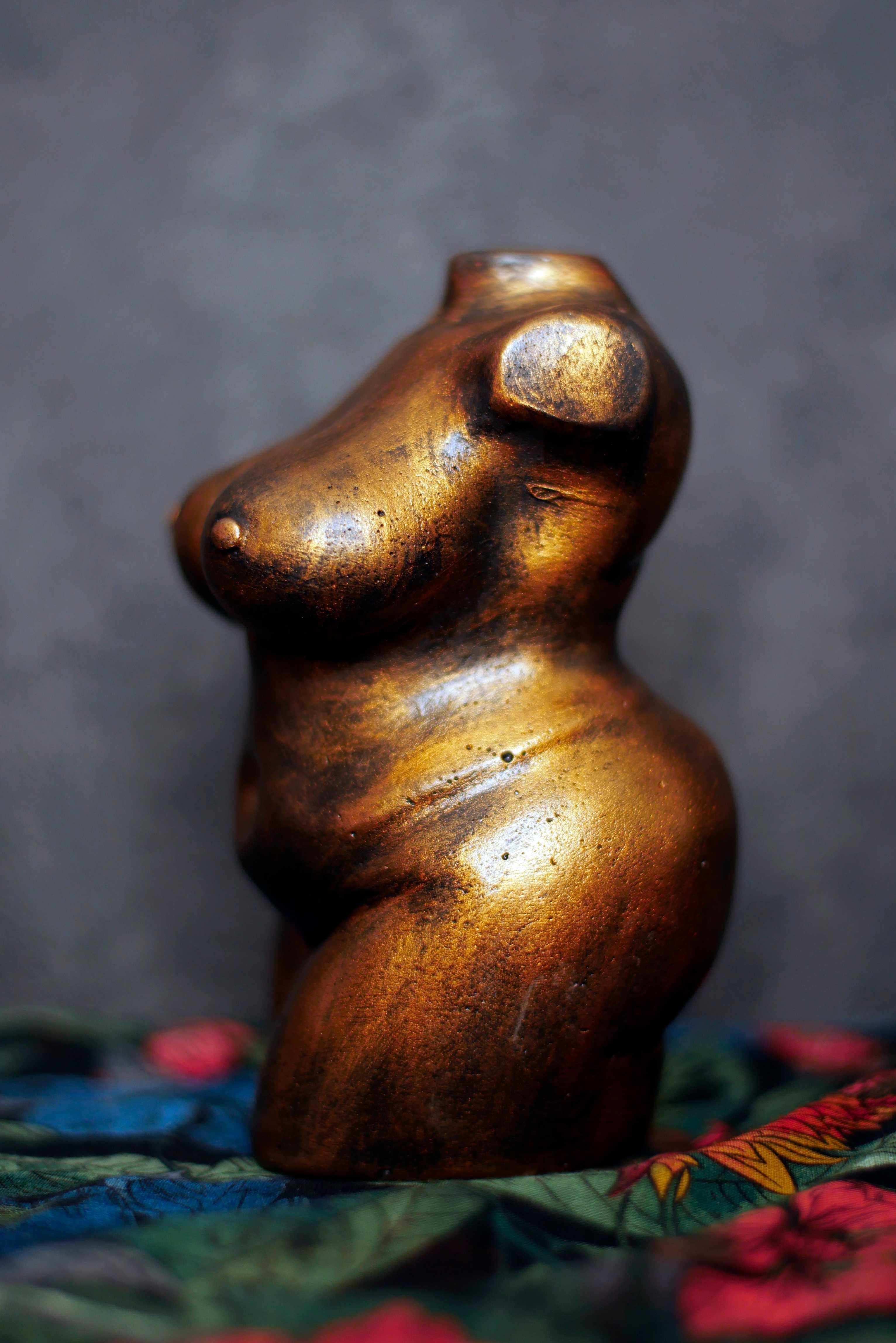Duża kobieta w metalicznym złocie ognistym, 14 cm, rzeźba z gipsu