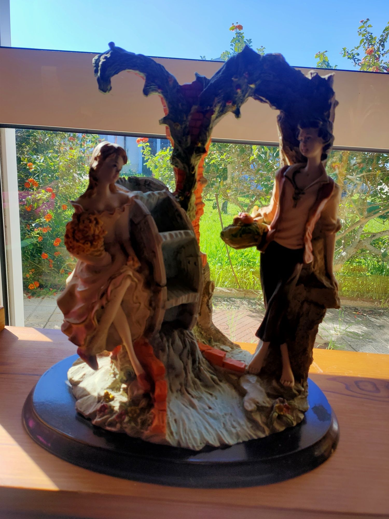 Coluna decorativa e estátua de barro