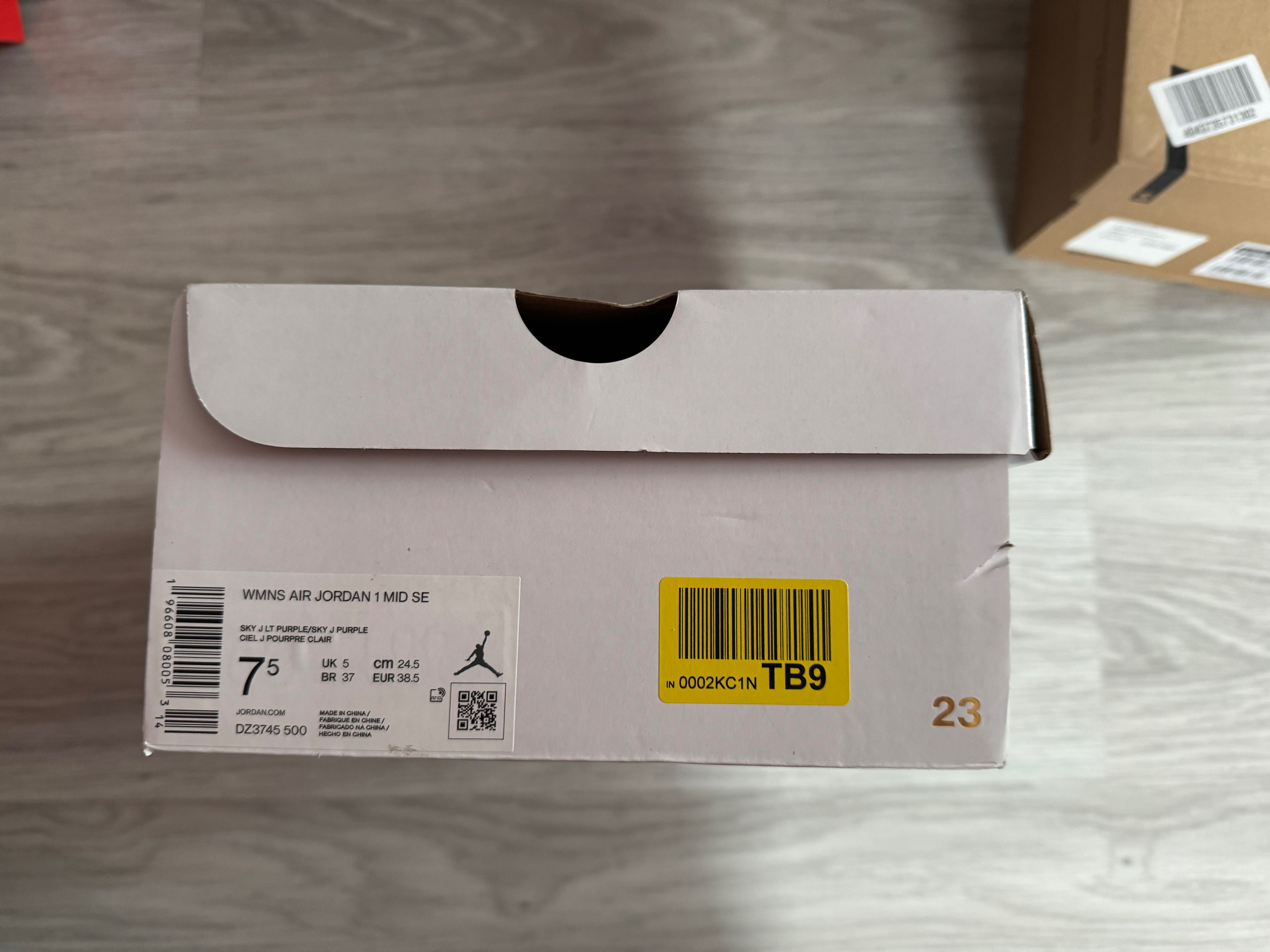 Pudełka po butach Nike czerwone, Air Jordan, Lacoste, Adidas, Salomon