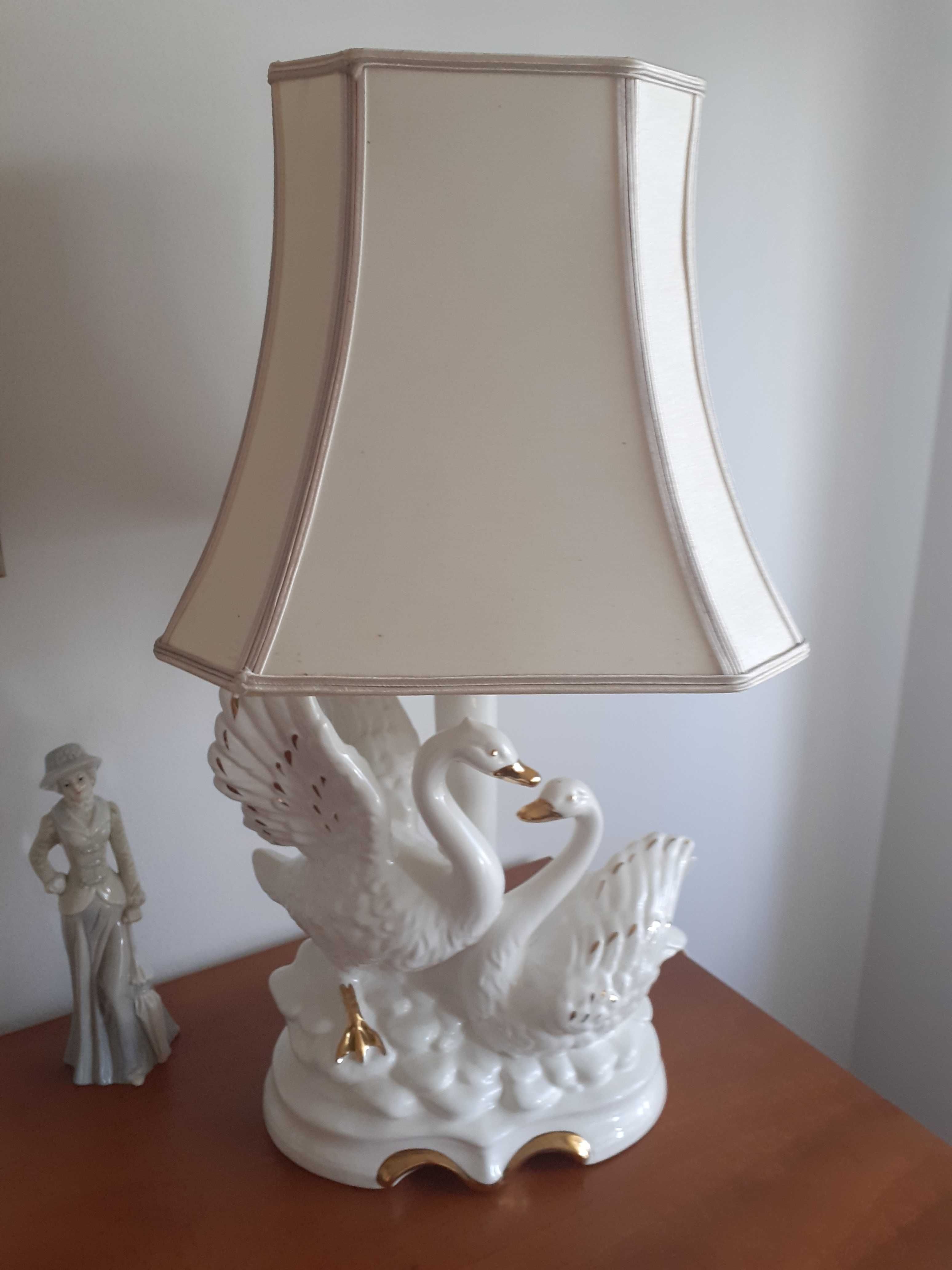Porcelanowa lampa piękna bez ubytków