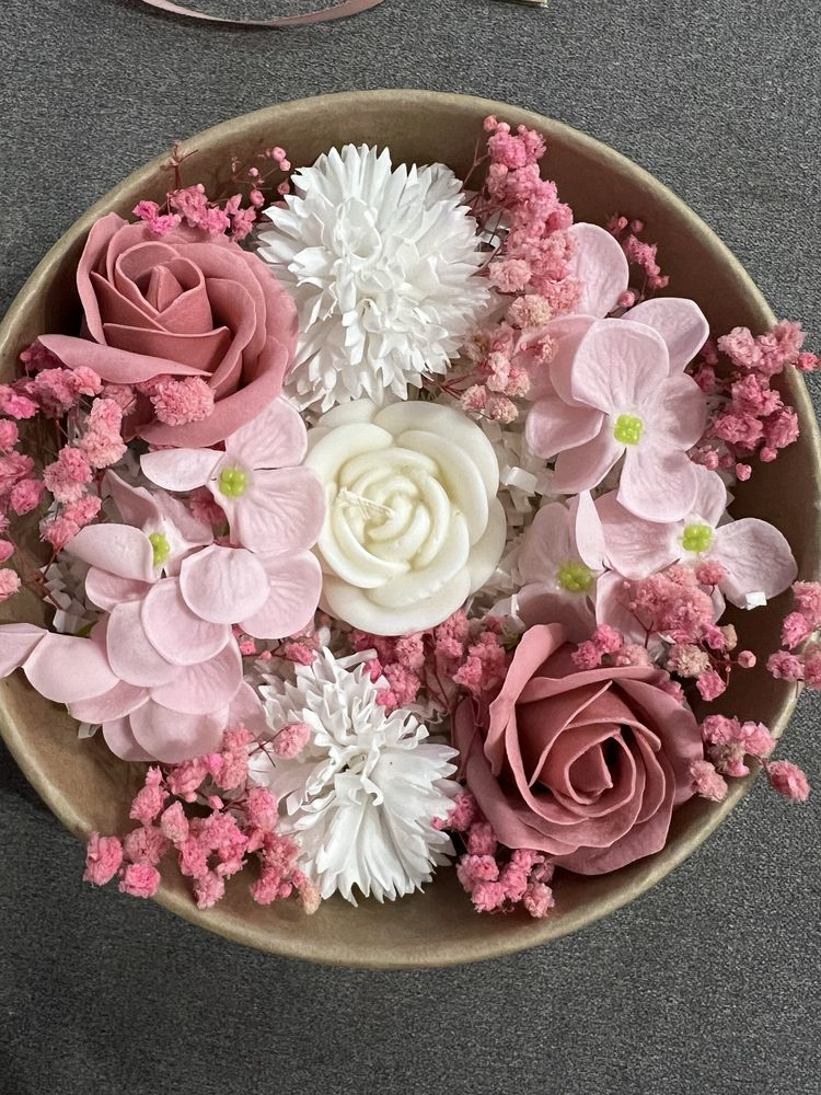 Zestaw prezentowy flowerbox mydlane kwiaty świeca sojowa