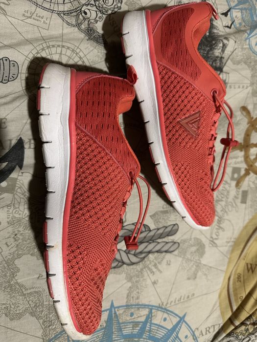 Гарні кросівки для дівчини фірми Venice