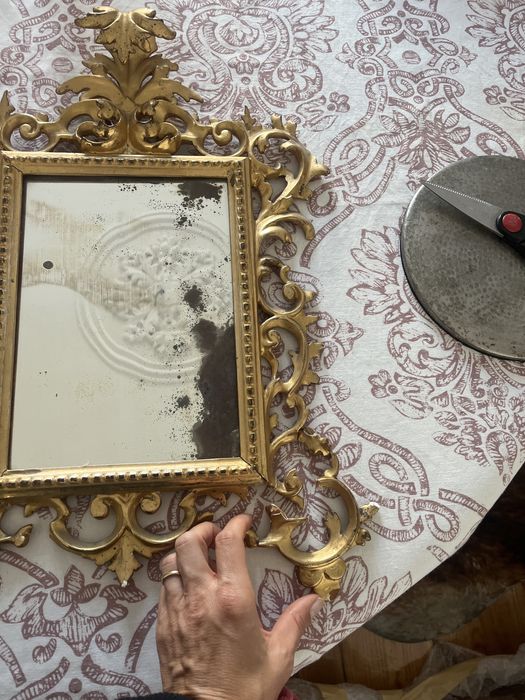 Espelho com moldura dourada antigo