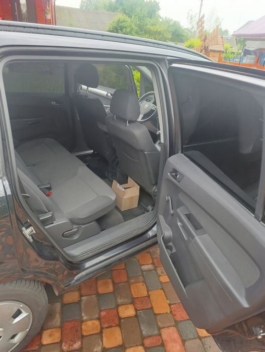 OPEL zafira b 2011r