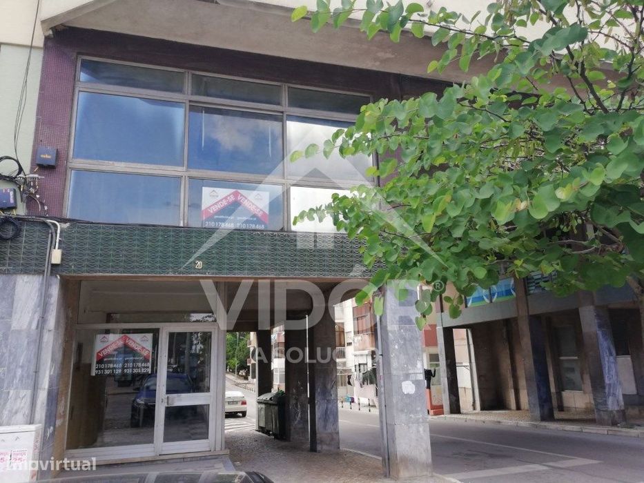 Loja duplex c/ montras no Alto do Seixalinho - Barreiro