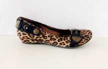Sapato estampado leopardo em pele.
