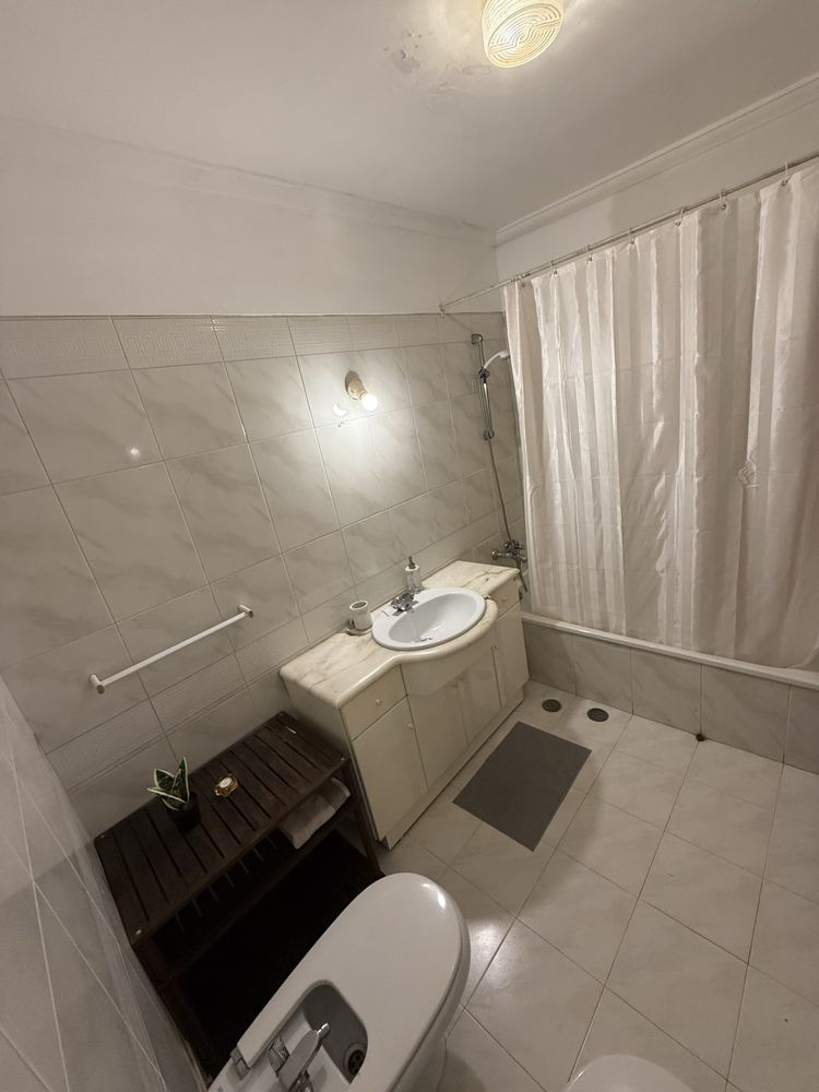 QUARTO com casa de banho privativa em Massamá