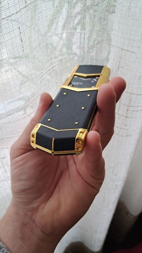 Новый мобильный телефон VERTU черный с золотым