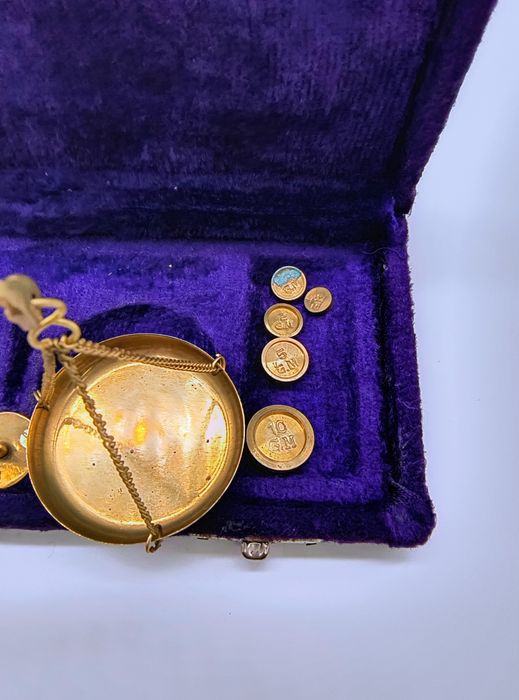 Stara, składana waga jubilerska.