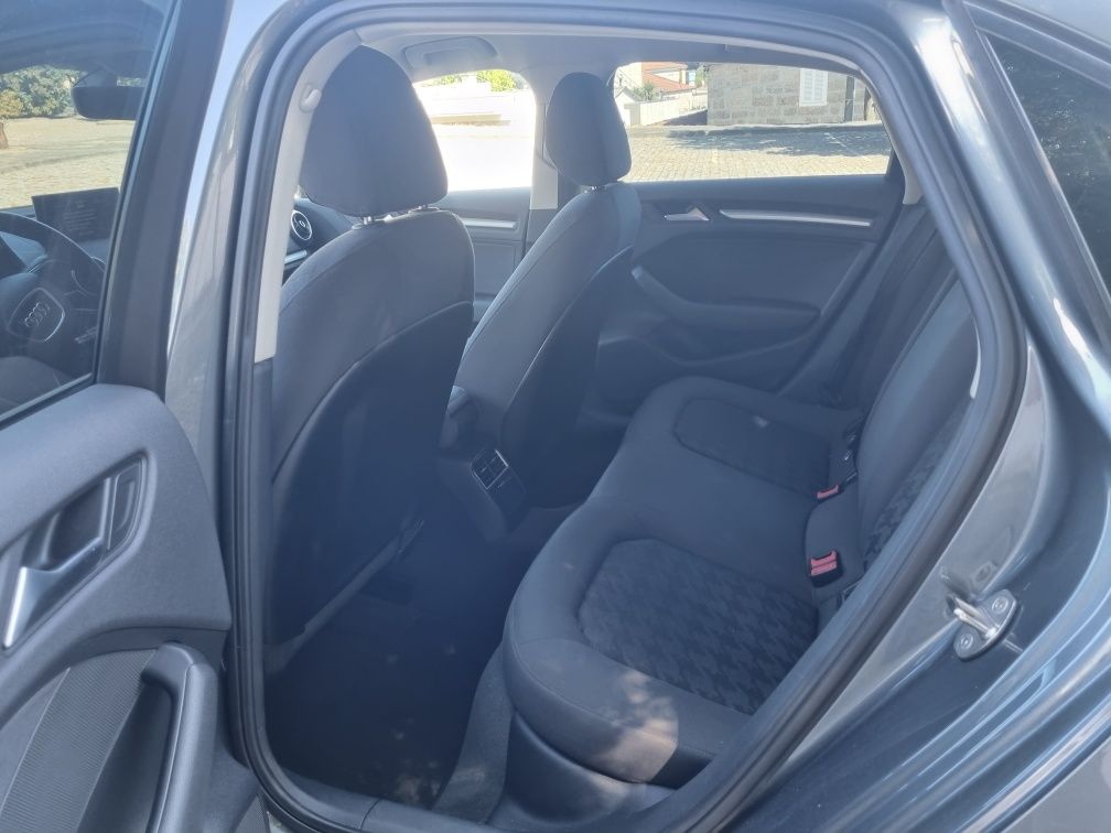 Audi A3 Limousine 1.6 TDI Atrraction