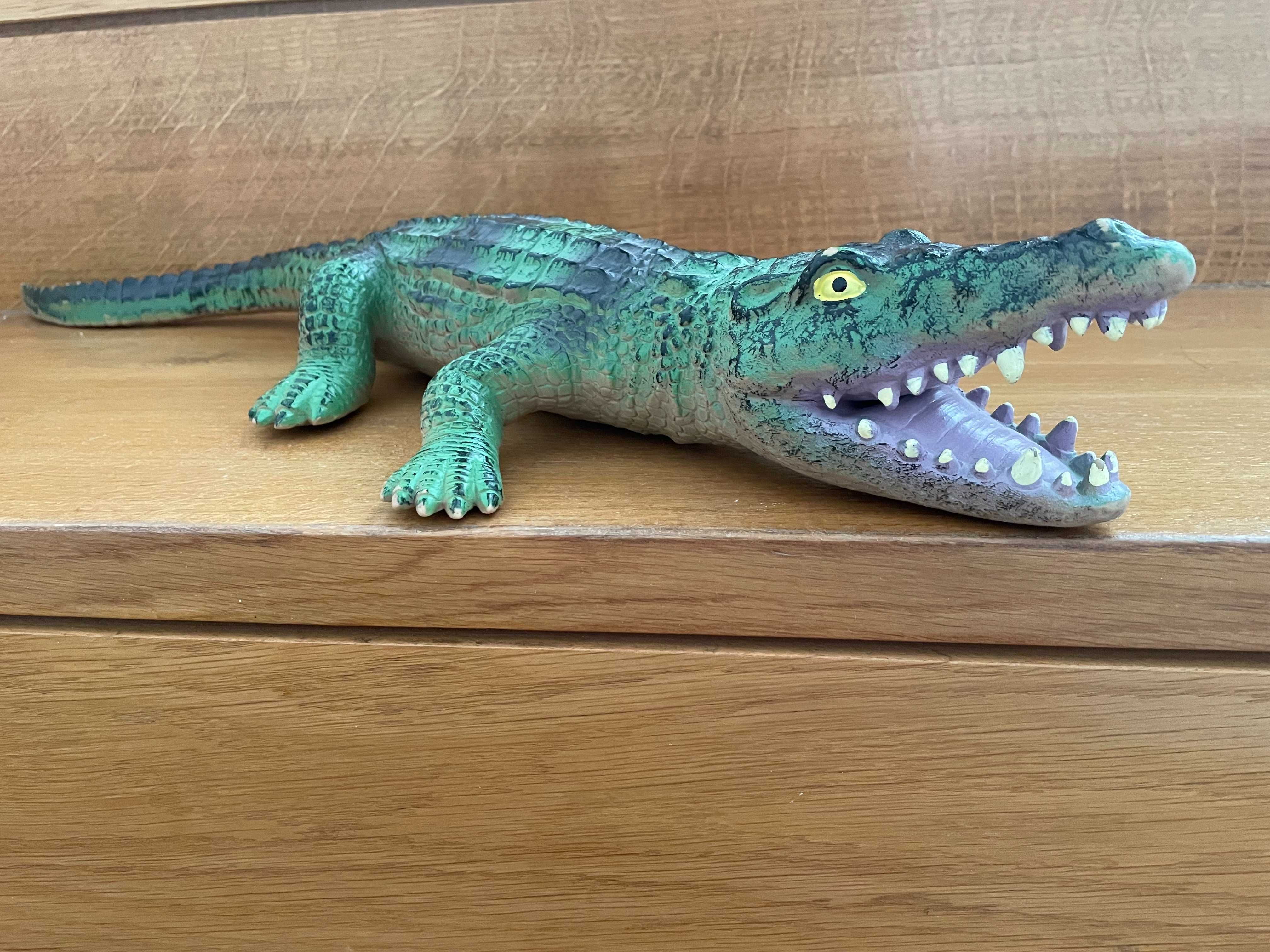 Crocodilo + dragão de borracha