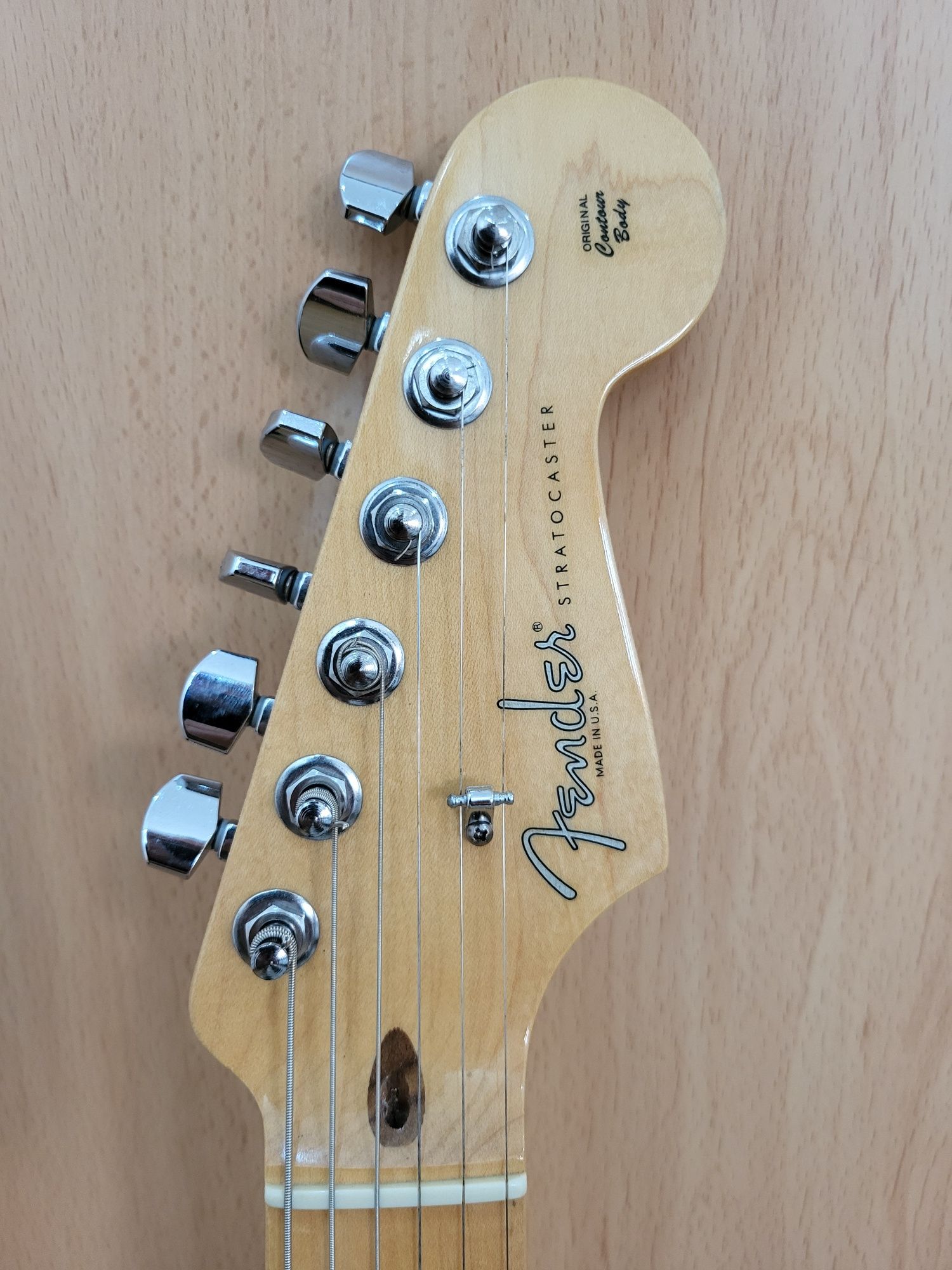 Fender Stratocaster USA + Cabo Gold + Banco