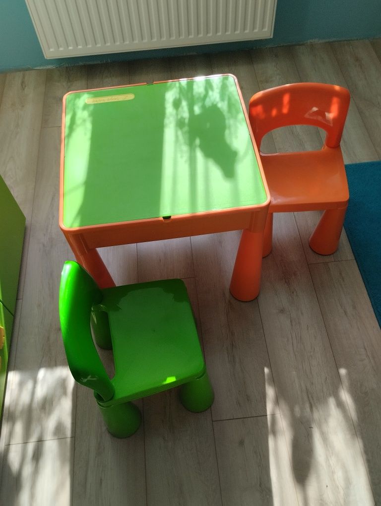 Stolik plus dwa krzesełka komplet