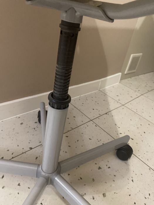 białe krzesło ikea plastik