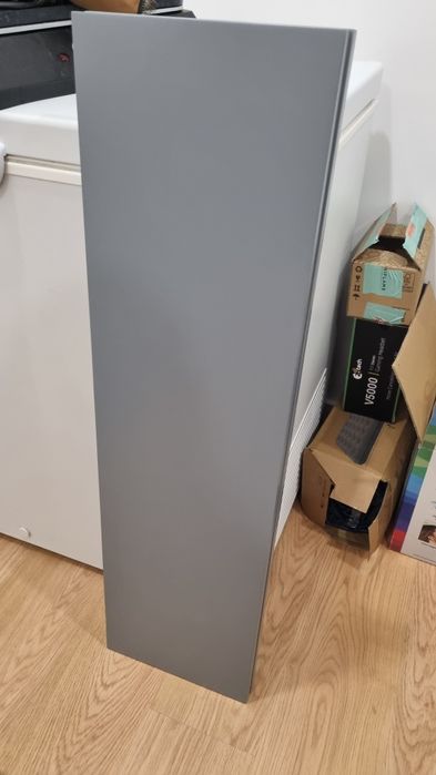 Prateleiras em MDF lacado a cinza