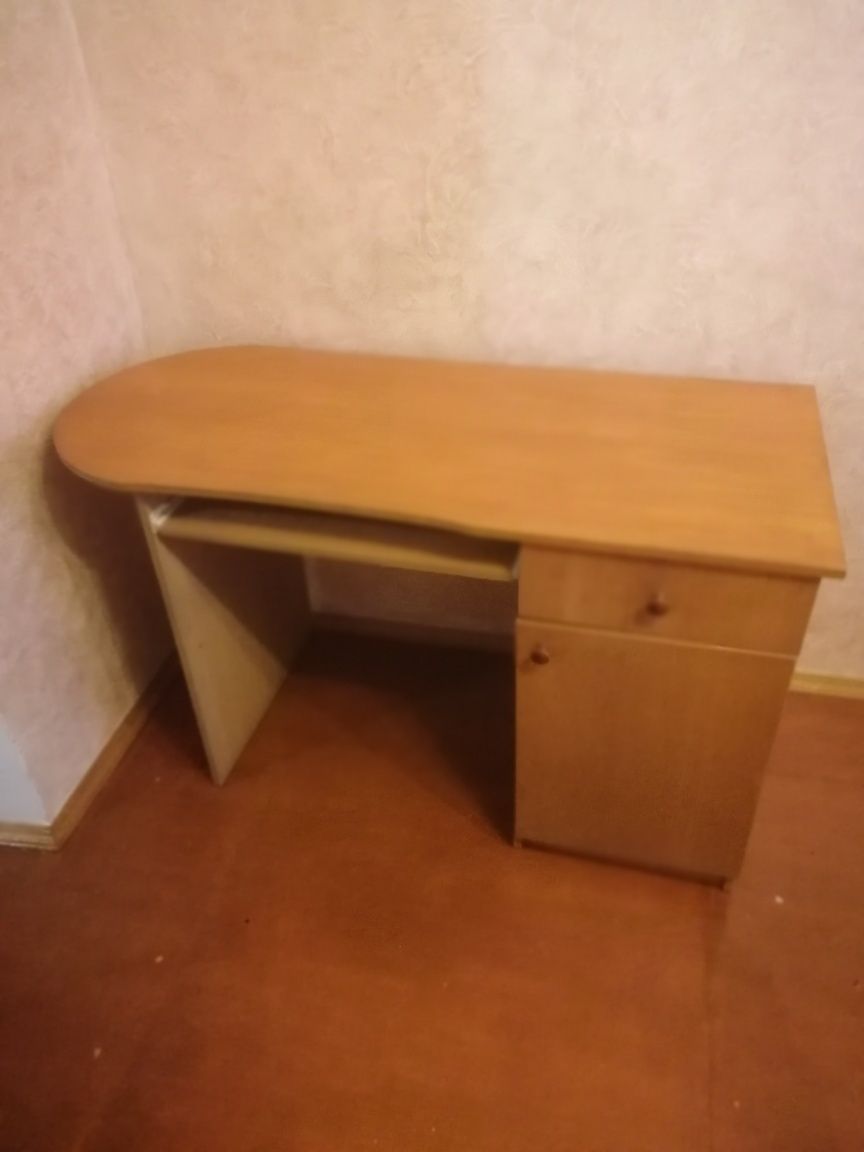 Продам оригінальний стіл (може бути як комп'ютерний або робочий)