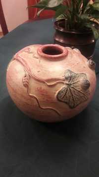 Stary gliniany ciężki wazon z wypukłym wzorem