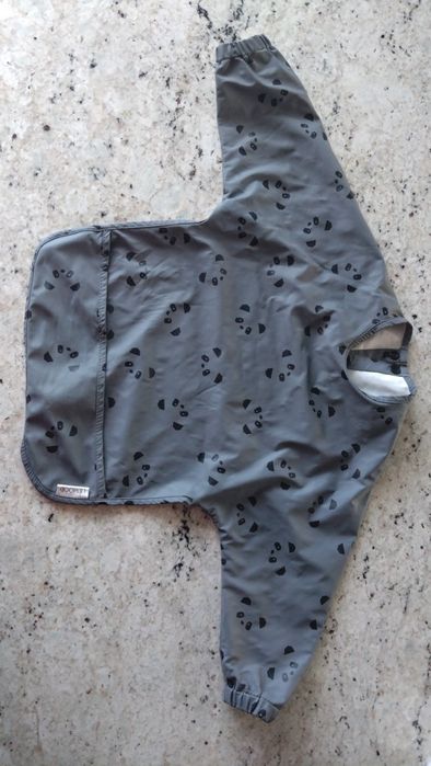 Śliniak blw Liewood z rękawami z kieszenią śliniak kieszonka