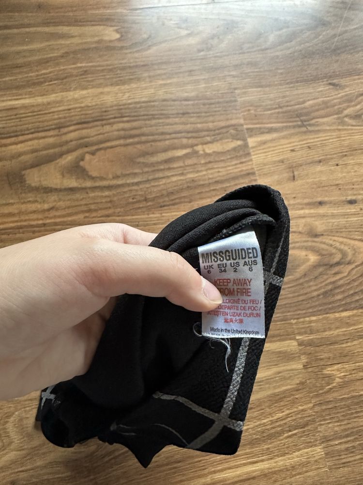 Czarne body stringi biała kratka guziczki missguided