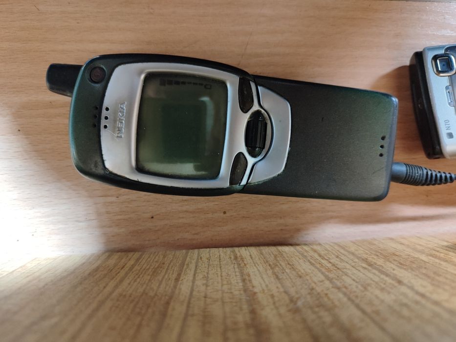Telefon komórkowy retro GSM Nokia 7110 Matrix Banan Uruchamia się