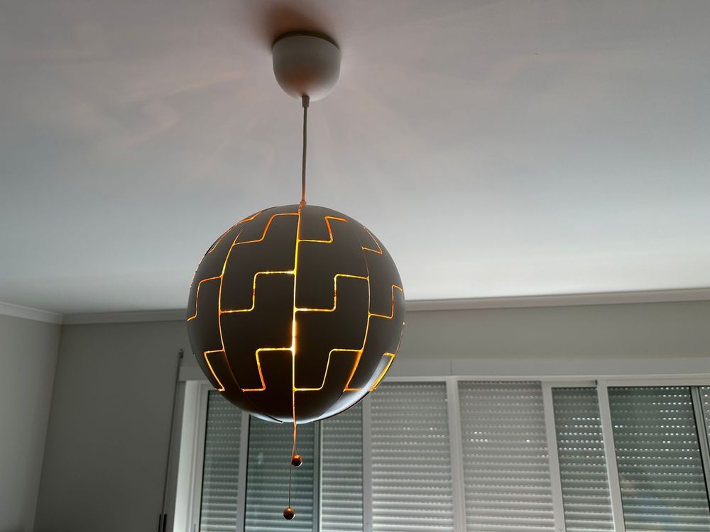Candeeiro IKEA branco e dourado