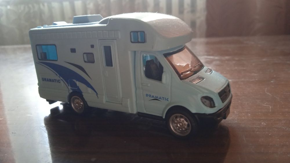 Дома на колесах и автомобили марки Мерседес.