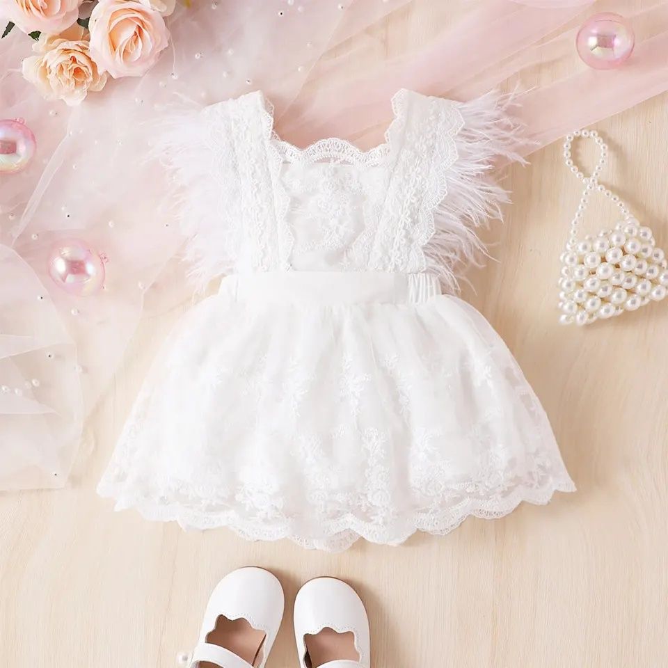 Śliczna biała sukienka ogrodniczka na lato dla dziewczynki z piórami 2
