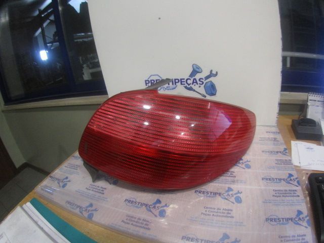 Farol Tras Stop3184 PEUGEOT 206 2001 1.6I 110CV 3P CINZA  DRT ORIGINAL PEUGEOT 206 1999 1.9D 69CV 3P VERMELHO