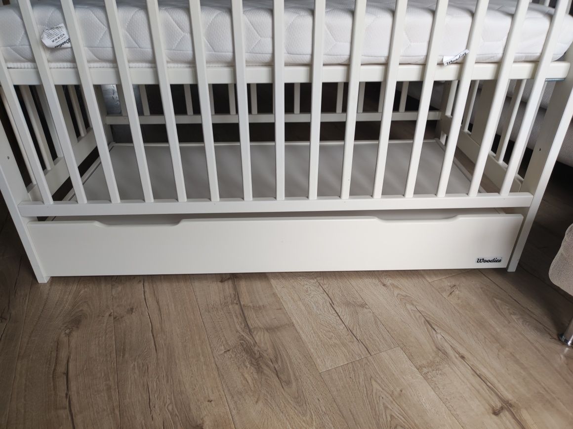 Łóżeczko Woodies Star Cot120x60 z materacem i szufladą - 2 ścianki