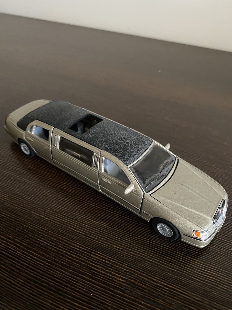 Lincoln 1999 rok limousine model kolekcjonerski skala 1/38