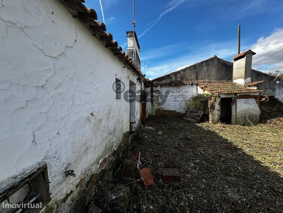 Vende-se Moradia para Recuperar em Mora com 5 divisões e Terreno com 1