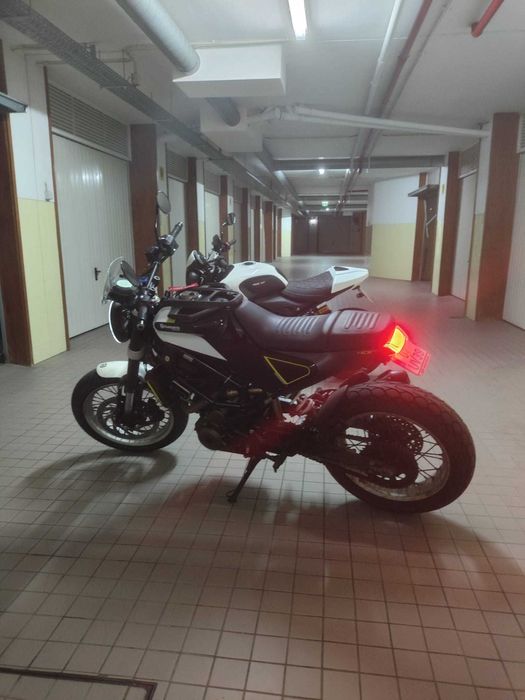 HUSQVARNA Svartpilen 401 UNICA