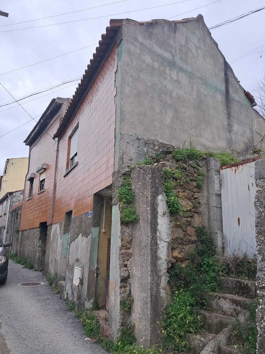 Moradia em s.mamede para recuperar com boas vistas lindíssimas