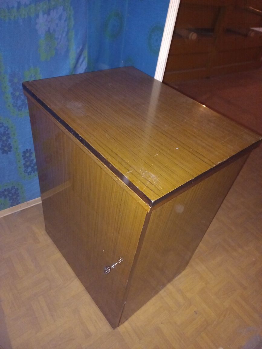 Maszyna do szycia Łucznik z szafką