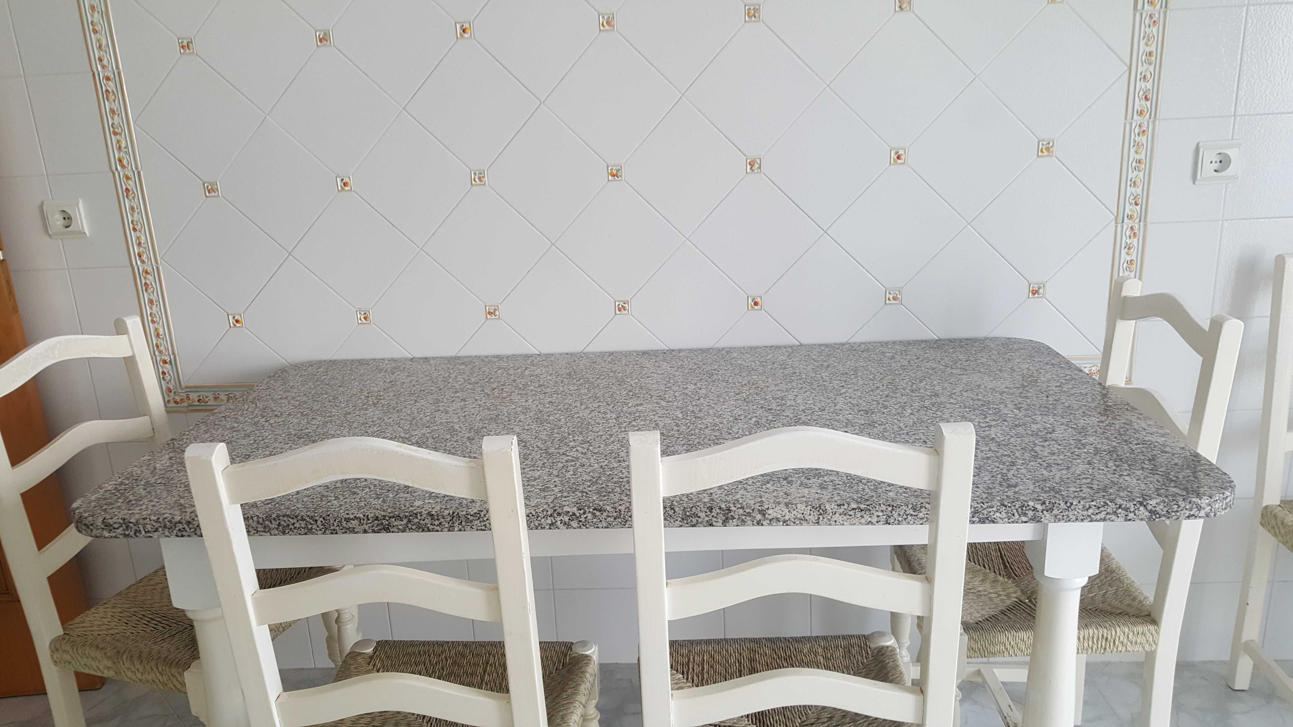Mesa com tampo de granito e cadeiras de cozinha