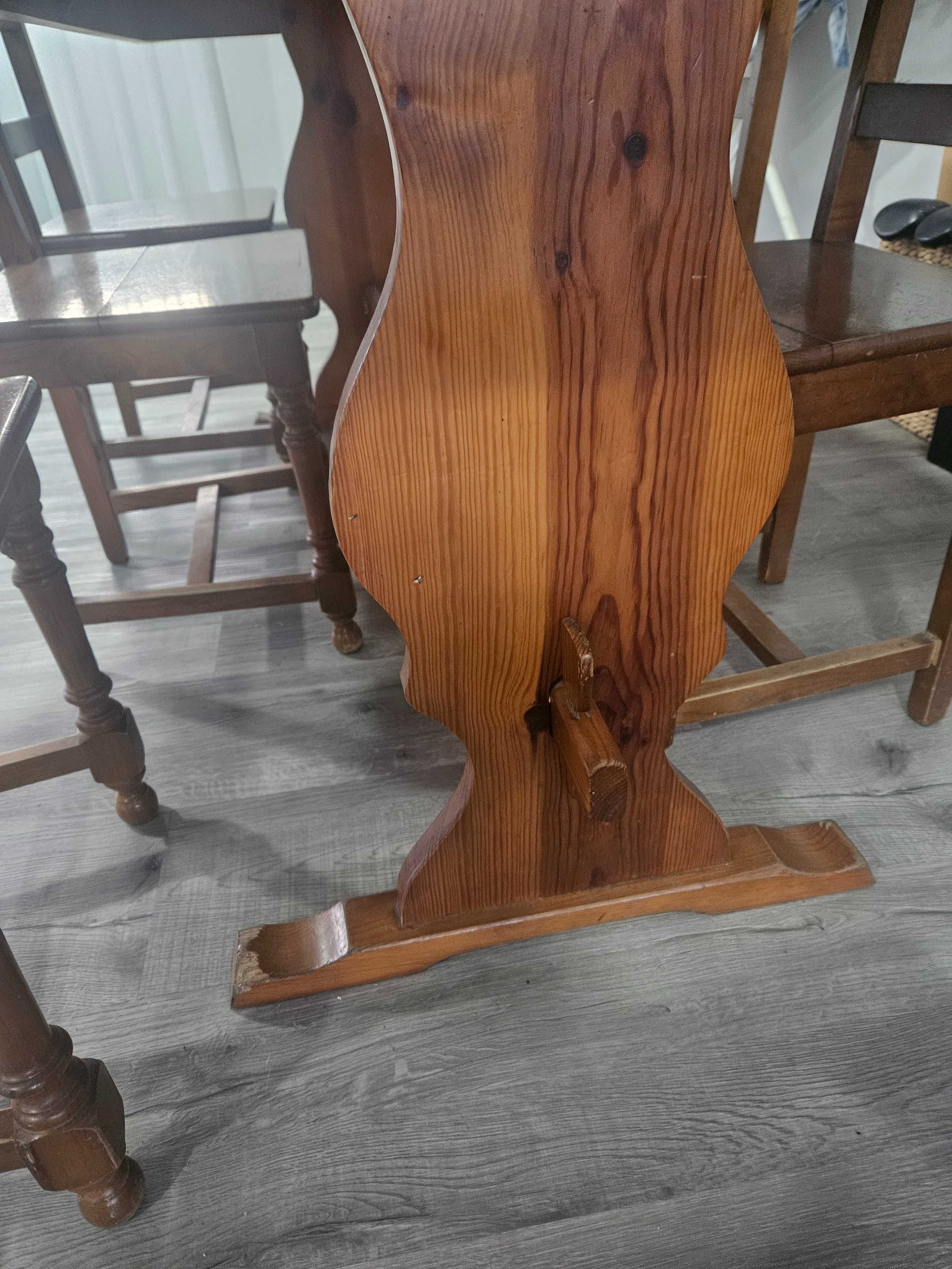 Mesa de madeira e tampo em mármore