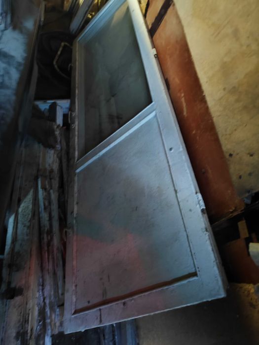 Віддам безкоштовно вікна балконні двері з склом дерево.