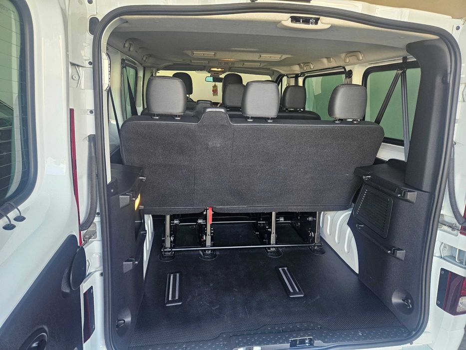 Renault Trafic 9 osób  jak nowy Full FV 23%