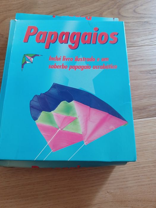 Papagaio de tecido com instruções.  Nunca foi montado