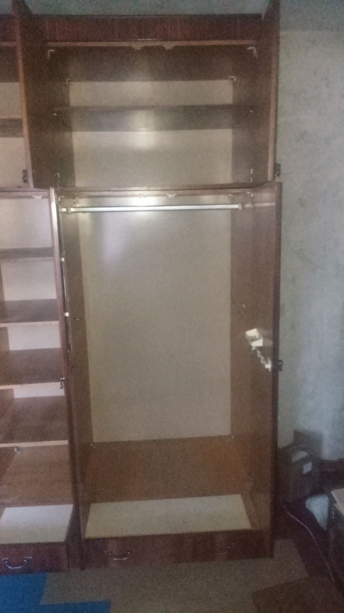 Продам шкаф лакированный СССР.