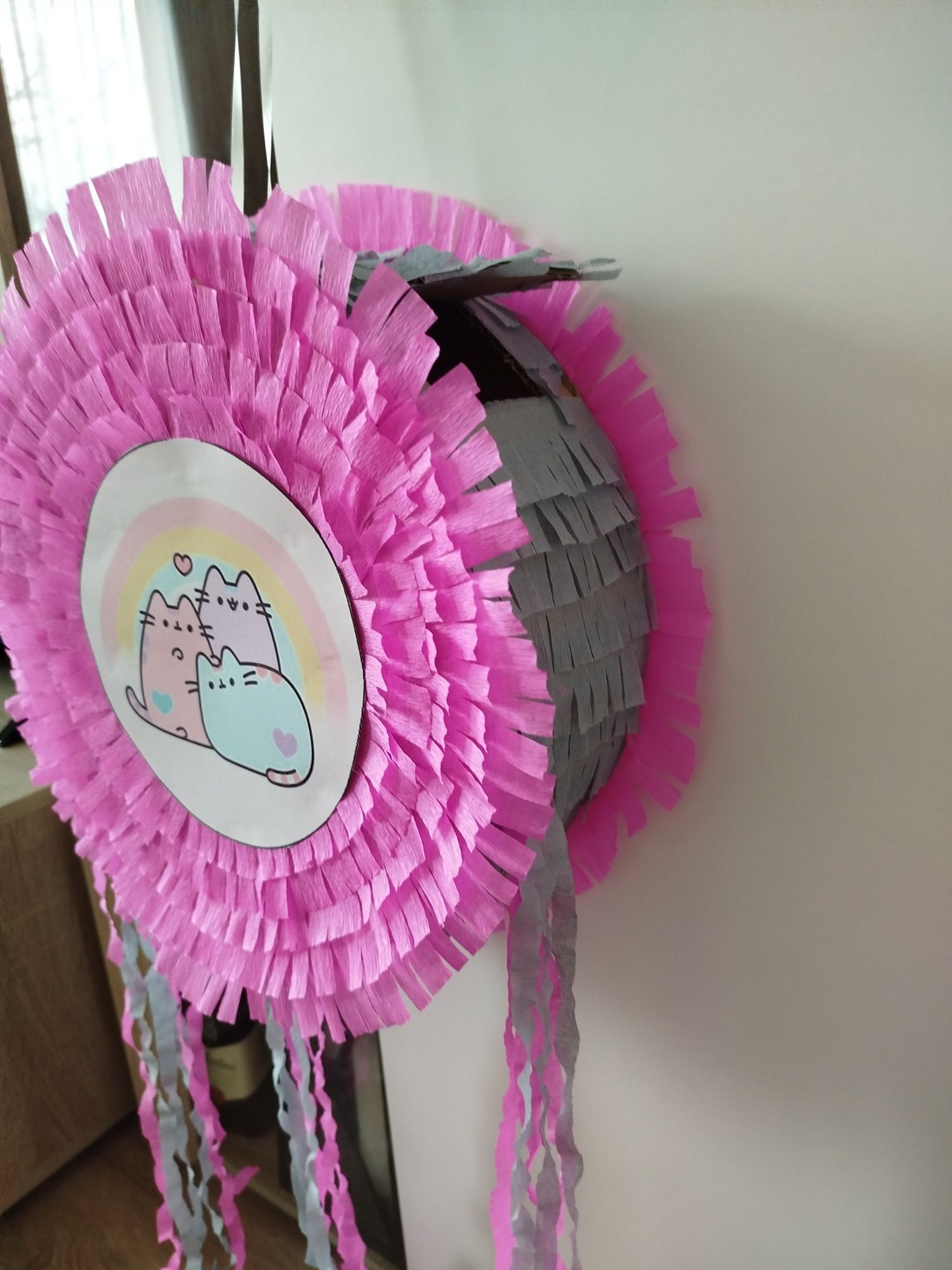 Piniata kot Pusheen z tęcza różowo szara i tasiemki