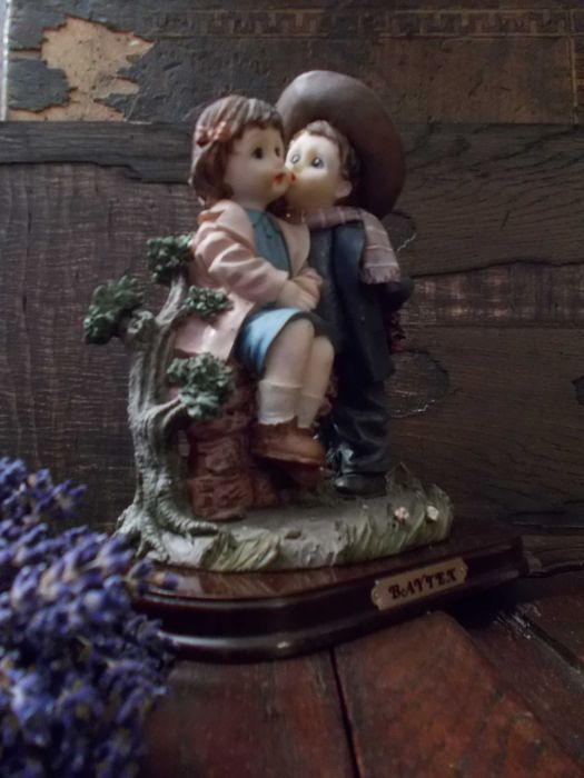 & Piękna Figurka-Zakochana Para & Porcelana Biskwitowa & Baytex &