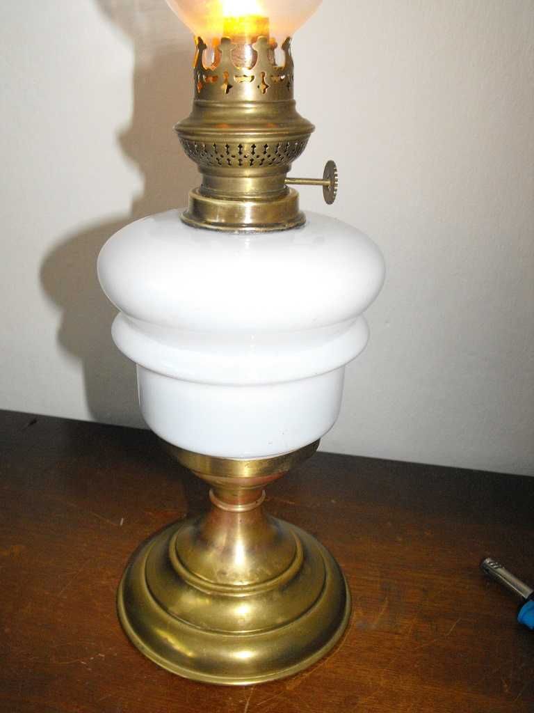 Elegancka lampa naftowa, porcelanowy zbiornik. Sprawna. Dostawa gratis