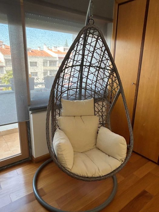 Cadeira de balanço com base e almofada