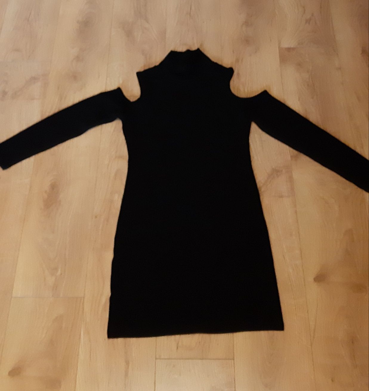Sukienka czarna z odsłoniętymi ramionami