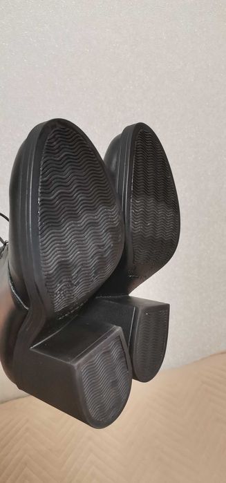 Продам  жіночі зимні ботінки