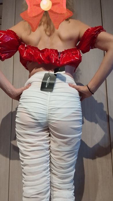 Białe siatkowe , marszczenie po bokach . Leginsy