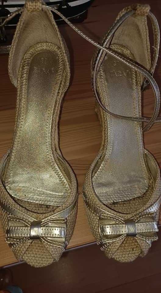 Sandalias douradas de cunha da Zara