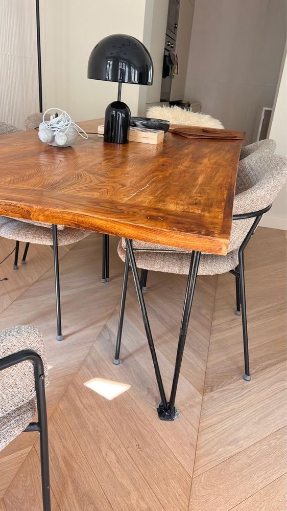 Mesa Madeira Olmo maciça 220x100cm -  pernas em metal preto.